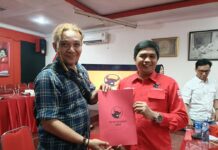 Cak Londo Pelaku Seni dan Komedian Jember Saat Daftar di PDI Perjuangan. Bongkah.id/Muhammad Hatta/