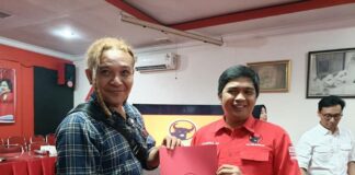 Cak Londo Pelaku Seni dan Komedian Jember Saat Daftar di PDI Perjuangan. Bongkah.id/Muhammad Hatta/