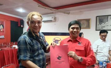 Cak Londo Pelaku Seni dan Komedian Jember Saat Daftar di PDI Perjuangan. Bongkah.id/Muhammad Hatta/
