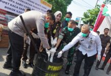 Pemusnahan barang bukti di halaman Kejari Jombang./bongkah.id/Karimatul Maslahah/