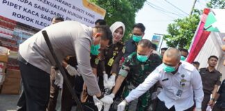 Pemusnahan barang bukti di halaman Kejari Jombang./bongkah.id/Karimatul Maslahah/