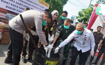 Pemusnahan barang bukti di halaman Kejari Jombang./bongkah.id/Karimatul Maslahah/