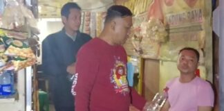 Petugas Polsek Jombang saat melakukan patroli di Pasar Legi Jombang./bongkah.id/Karimatul Maslahah/