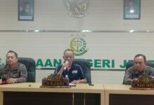 Kepala Kejari Jember Ikhwan Efendi (tengah) saat konferensi pers, Jumat (18/7/2025). Bongkah.id/Muhammad Hatta/