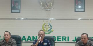 Kepala Kejari Jember Ikhwan Efendi (tengah) saat konferensi pers, Jumat (18/7/2025). Bongkah.id/Muhammad Hatta/