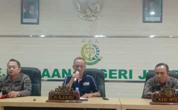 Kepala Kejari Jember Ikhwan Efendi (tengah) saat konferensi pers, Jumat (18/7/2025). Bongkah.id/Muhammad Hatta/