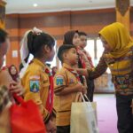 Wali Kota Mojokerto Ika Puspitasari, menyerahkan perlengkapan sekolah gratis secara simbolis di Balai Kota, Jumat (18/7/2025),