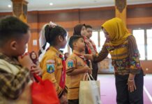 Wali Kota Mojokerto Ika Puspitasari, menyerahkan perlengkapan sekolah gratis secara simbolis di Balai Kota, Jumat (18/7/2025),