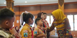 Wali Kota Mojokerto Ika Puspitasari, menyerahkan perlengkapan sekolah gratis secara simbolis di Balai Kota, Jumat (18/7/2025),