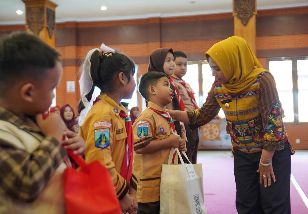 1000889032 Wali Kota Mojokerto Ika Puspitasari, menyerahkan perlengkapan sekolah gratis secara simbolis di Balai Kota, Jumat (18/7/2025),