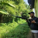 Penembak berburu monyet di Desa Podoroto Kecamatan Kesamben Kabupaten Jombang, Sabtu (19/7/2025). Bongkah.id/Karimatul Maslahah/