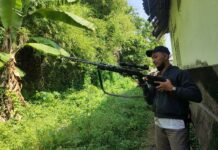 Penembak berburu monyet di Desa Podoroto Kecamatan Kesamben Kabupaten Jombang, Sabtu (19/7/2025). Bongkah.id/Karimatul Maslahah/