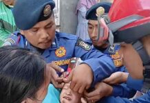 Petugas berusaha melepas kaleng biskuit yang tersangkut di kepala Balita di Kota Bandarlampung, Senin (21/7/2025). Istimewa