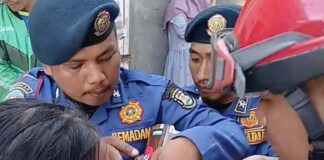 Petugas berusaha melepas kaleng biskuit yang tersangkut di kepala Balita di Kota Bandarlampung, Senin (21/7/2025). Istimewa