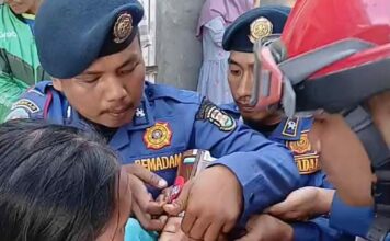 Petugas berusaha melepas kaleng biskuit yang tersangkut di kepala Balita di Kota Bandarlampung, Senin (21/7/2025). Istimewa