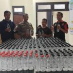 Ratusan botol miras yang berhasil diamankan oleh anggota Polsek Jogoroto./bongkah.id/Karimatul Maslahah/