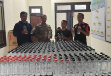 Ratusan botol miras yang berhasil diamankan oleh anggota Polsek Jogoroto./bongkah.id/Karimatul Maslahah/