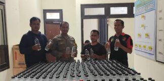 Ratusan botol miras yang berhasil diamankan oleh anggota Polsek Jogoroto./bongkah.id/Karimatul Maslahah/