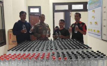 Ratusan botol miras yang berhasil diamankan oleh anggota Polsek Jogoroto./bongkah.id/Karimatul Maslahah/