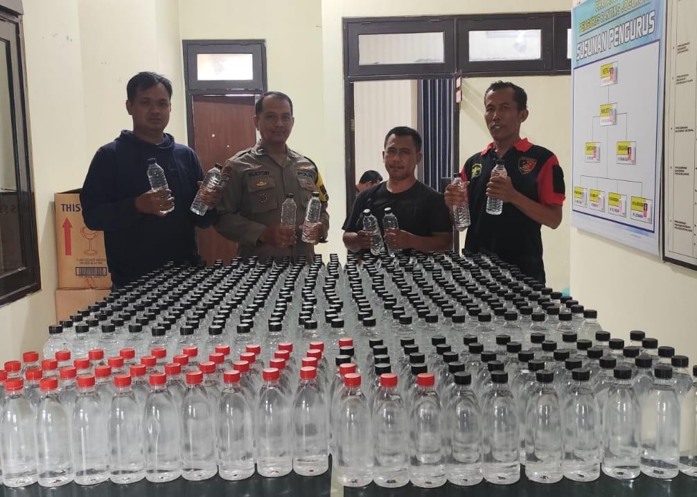 1000893931 Ratusan botol miras yang berhasil diamankan oleh anggota Polsek Jogoroto./bongkah.id/Karimatul Maslahah/