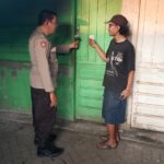 Polisi saat mendatangi toko Zakariya di Pasar Megaluh Jombang./bongkah.id/Karimatul Maslahah/