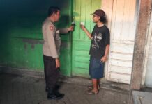Polisi saat mendatangi toko Zakariya di Pasar Megaluh Jombang./bongkah.id/Karimatul Maslahah/
