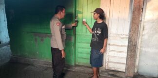 Polisi saat mendatangi toko Zakariya di Pasar Megaluh Jombang./bongkah.id/Karimatul Maslahah/