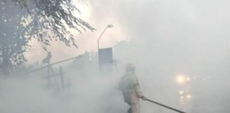 Petugas Damkar Jombang saat melakukan pembasahan./bongkah.id/Karimatul Maslahah/