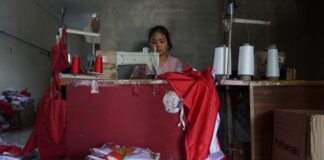 Keluarga Suboko Yuwono saat menjahit bendera merah putih./bongkah.id/Karimatul Maslahah/