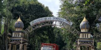 Petugas melakukan pengukuran di Jalur Gumitir jelang penutupan total jalan untuk proyek perbaikan selama dua bulan. Q(Bongkah.id/Muhammad Hatta)
