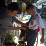 Ismail saat menerima pelanggan jahit seragam di pasar tanjung anyar, Kota Mojokerto./bongkah.id/Karimatul Maslahah/