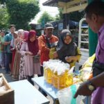 Warga saat mengantre membeli beras di pasar murah prajurit kulon, Kamis (24/7/2025). Bongkah.id/Karimatul Maslahah/