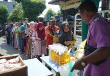 Warga saat mengantre membeli beras di pasar murah prajurit kulon, Kamis (24/7/2025). Bongkah.id/Karimatul Maslahah/