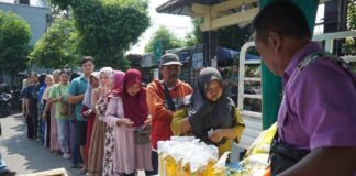 Warga saat mengantre membeli beras di pasar murah prajurit kulon, Kamis (24/7/2025). Bongkah.id/Karimatul Maslahah/