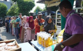 Warga saat mengantre membeli beras di pasar murah prajurit kulon, Kamis (24/7/2025). Bongkah.id/Karimatul Maslahah/