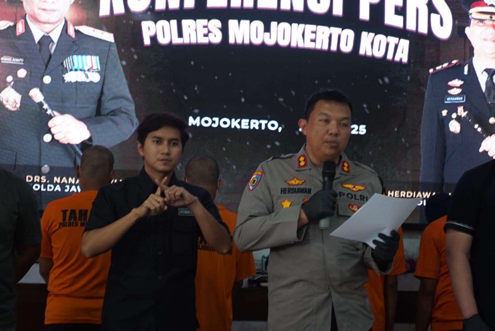 1000902034 Kapolres Mojokerto Kota, AKBP Herdiawan Arifianto saat memberikan keterangan./bongkah.id/Karimatul Maslahah/