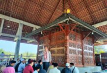 Peziarah berada di makam Syech Sulikhi Wilangan Nganjuk. Bongkah.id/Karimatul Maslahah/