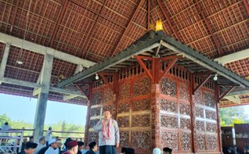 Peziarah berada di makam Syech Sulikhi Wilangan Nganjuk. Bongkah.id/Karimatul Maslahah/