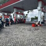 Stok BBM Pertalite Habis Sejak Kemarin Malam, Pengendara Motor dan Mobil Pilih Isi BBM Pertamax. Bongkah.id/Muhammad Hatta/