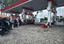 Stok BBM Pertalite Habis Sejak Kemarin Malam, Pengendara Motor dan Mobil Pilih Isi BBM Pertamax. Bongkah.id/Muhammad Hatta/