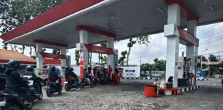 Stok BBM Pertalite Habis Sejak Kemarin Malam, Pengendara Motor dan Mobil Pilih Isi BBM Pertamax. Bongkah.id/Muhammad Hatta/