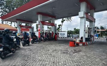 Stok BBM Pertalite Habis Sejak Kemarin Malam, Pengendara Motor dan Mobil Pilih Isi BBM Pertamax. Bongkah.id/Muhammad Hatta/