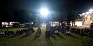 Geng Batandos saat diamankan di Polres Jombang usai digerebek di vila Wonosalam. Bongkah.id/Karimatul Maslahah/