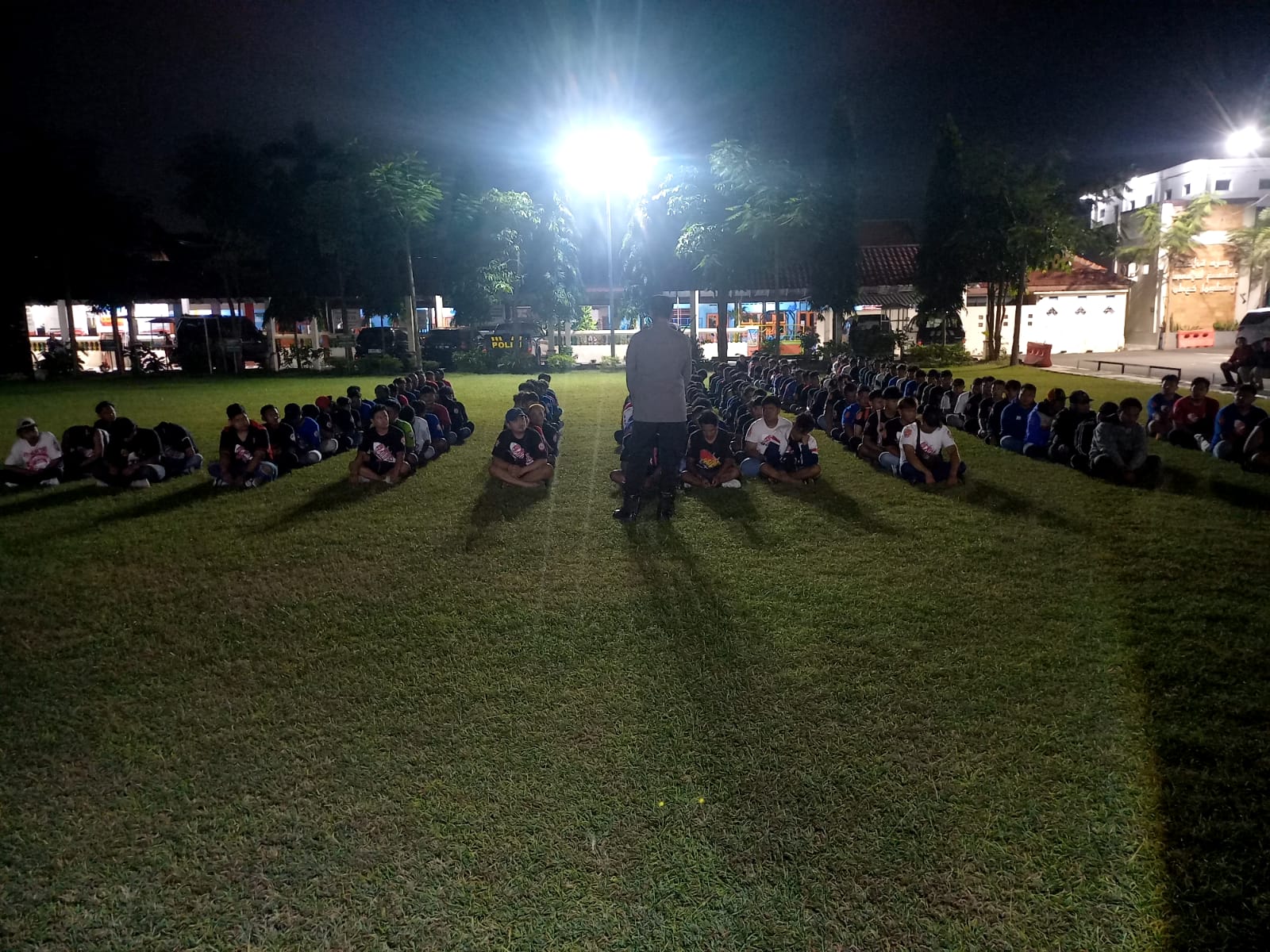 1000907412 Geng Batandos saat diamankan di Polres Jombang usai digerebek di vila Wonosalam. Bongkah.id/Karimatul Maslahah/