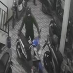 Tangkap layar CCTV pencurian motor di kos Jasem, Kecamatan Ngoro, Kabupaten Mojokerto./bongkah.id/Karimatul Maslahah/