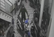 Tangkap layar CCTV pencurian motor di kos Jasem, Kecamatan Ngoro, Kabupaten Mojokerto./bongkah.id/Karimatul Maslahah/
