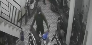Tangkap layar CCTV pencurian motor di kos Jasem, Kecamatan Ngoro, Kabupaten Mojokerto./bongkah.id/Karimatul Maslahah/