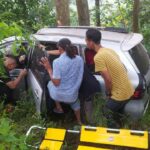 petugas saat melakukan evakuasi./bongkah.id/Karimatul Maslahah/