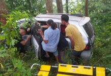 petugas saat melakukan evakuasi./bongkah.id/Karimatul Maslahah/
