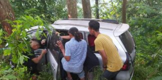 petugas saat melakukan evakuasi./bongkah.id/Karimatul Maslahah/